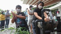 Pengunjung dicek suhu dan diwajibkan mencuci tangan menggunakan sabun dan air mengalir atau menggunakan hand sanitizer.
