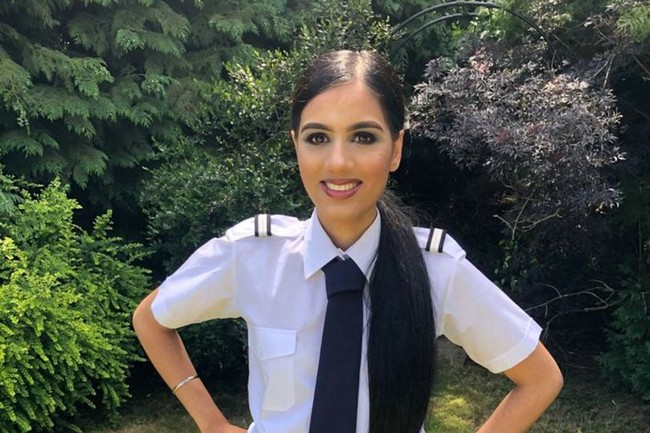 Nachel Riar berharap bisa memenangkan kompetisi ratu kecantikan Miss England 2020. Nachel adalah salah satu dari sedikit wanita di Inggris yang belajar untuk menjadi pilot komersial dan sepenuhnya memenuhi syarat. Foto: Instagram