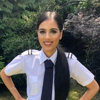 Nachel Riar berharap bisa memenangkan kompetisi ratu kecantikan Miss England 2020. Nachel adalah salah satu dari sedikit wanita di Inggris yang belajar untuk menjadi pilot komersial dan sepenuhnya memenuhi syarat. Foto: Instagram