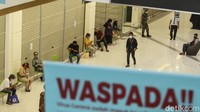 Tulisan-tulisan terkait protokol kesehatan juga dipajang di sejumlah titik mal.