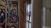 Beberapa penumpang terpaksa berdiri namun tetap untuk menjaga jarak.