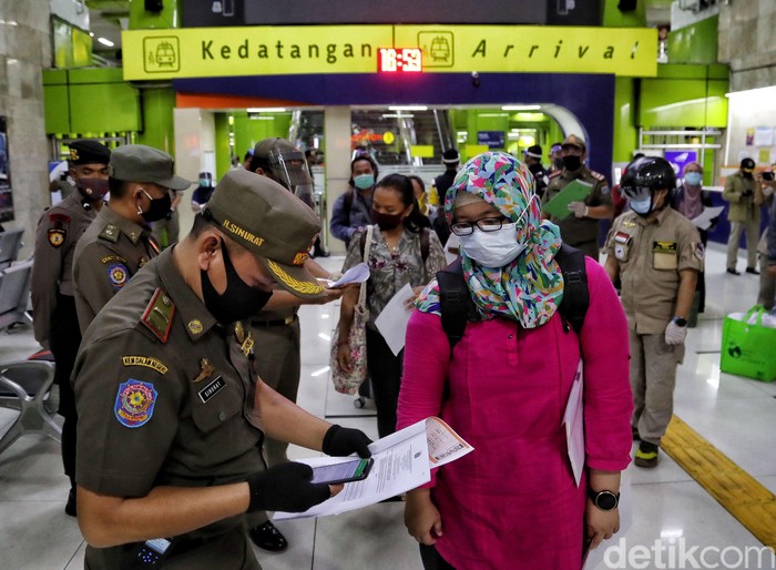 Petugas gabungan perketat pemeriksaan penumpang dari luar kota yang tiba di Stasiun Gambir. Hal itu dilakukan sebagai upaya pencegahan penyebaran virus Corona.