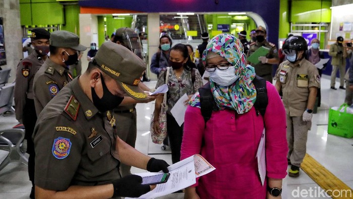 Petugas gabungan perketat pemeriksaan penumpang dari luar kota yang tiba di Stasiun Gambir. Hal itu dilakukan sebagai upaya pencegahan penyebaran virus Corona.