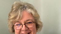 Beverly Borrill, seorang guru berusia 52 tahun di Wilthshire, Inggris melakukan hal kreatif dan menghibur. (harcourt_hammies/Instagram)