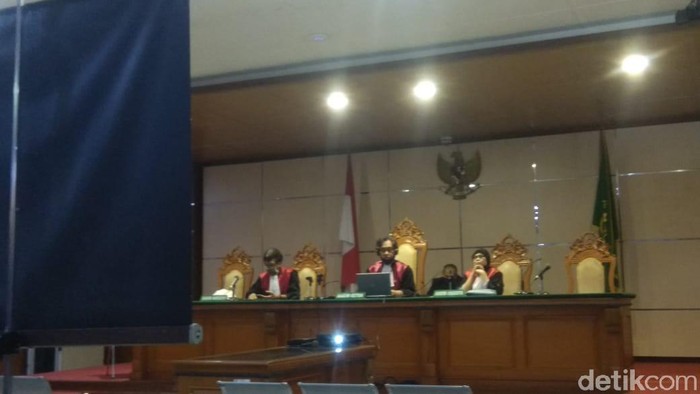 Hakim saat membacakan putusan eks Dirut PJT II Purwakarta