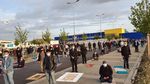 Foto: Saat Muslim Jerman Salat Idul Fitri di Parkiran Ikea