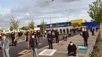 Mereka ingin meminjam tempat parkir Ikea agar bisa Salat Id dan menjaga jarak. Jika tetap Salat Id di masjid, mereka takut tidak ada cukup ruang untuk menjaga jarak. Secara mengejutkan, pihak Ikea mengizinkan. (Twitter/@AbdirahimS)