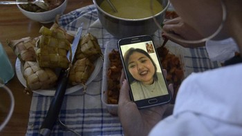 New normal atau normal baru adalah istilah yang merujuk ke pola hidup baru di tengah situasi atau karena perkembangan zaman. Sekarang jika  ingin berkomunikasi dengan kerabat dekat sudah ada teknologi videocall jadi bisa bertemu muka dengan semua orang. ANTARA FOTO/Fikri Yusuf