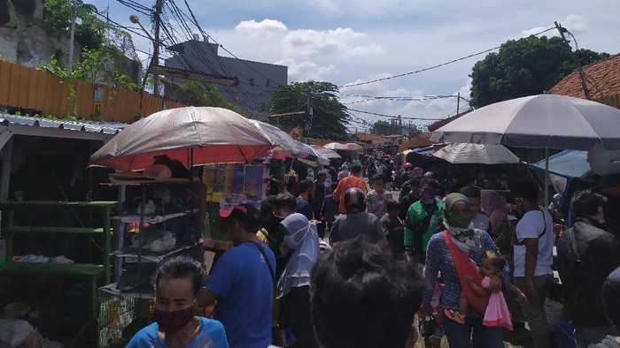 Warga Padati Pasar Hewan Jatinegara di tengah wabah Corona