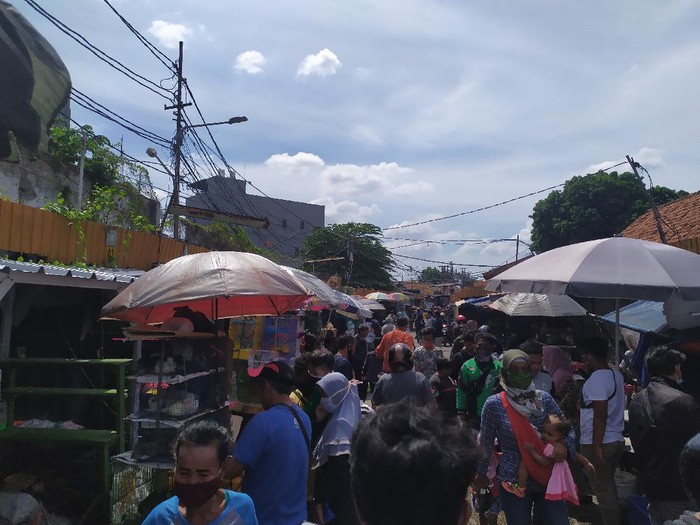 Warga Padati Pasar Hewan Jatinegara di tengah wabah Corona