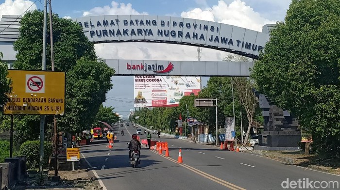 Usai Lebaran, polisi menggelar penyekatan kendaraan di Ngawi. Penyekatan dilakukan untuk menjaring pemudik yang berniat kembali ke Jakarta.