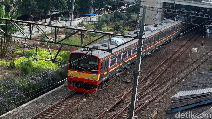 Meskipun tidak ada cuti bersama Idul Fitri 1414 H, penumpang KRL masih terpantau sepi. Seperti yang terlihat di Stasiun Kebayoran, Jaksel, Selasa (26/5/2020).