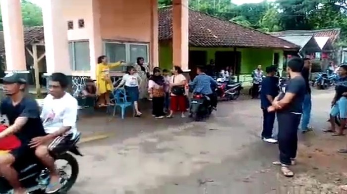 Puluhan warga demo wisata Pantai Jayanti Dibuka Lagi