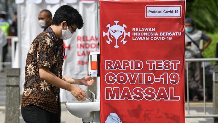 Rapid Test di Bundaran HI Relawan Indonesia Bersatu Lawan Covid-19 terus melakukan upaya menekan penyebaran Covid-19 dengan melakukan rapid test massal. Kali ini kelompok relawan yang dikomandoi Sandiaga Uno itu menggelar rapid test massal gratis di kawasan Bundaran Hotel Indonesia, Menteng, Jakarta Pusat, Selasa 26 Mei 2020.