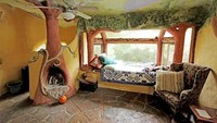 Castelul de Lut Valea Zanelor memiliki 10 ruangan. Untuk menjaga suhu ruangan, saat musim dingin tiba, 10 ruangan tersebut akan dihangatkan dengan api melalui pembakaran kayu secara tradisional. Istimewa/@travel/twitter.com