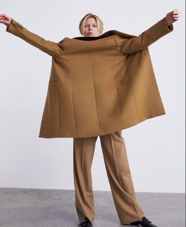 Jika biasanya stylist akan memastikan bahwa detail dan potongan busana terlihat jelas kali ini mungkin Zara ingin membuat pelanggan lebih penasaran. Jaket pun dipasangkan pada model dengan cara dibalik. Foto: Twitter/Zara