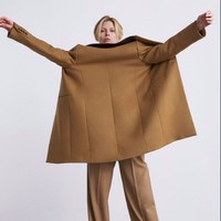 Jika biasanya stylist akan memastikan bahwa detail dan potongan busana terlihat jelas kali ini mungkin Zara ingin membuat pelanggan lebih penasaran. Jaket pun dipasangkan pada model dengan cara dibalik. Foto: Twitter/Zara