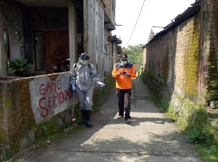 penyemprotan disinfektan di pasuruan