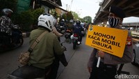 Kaca mobil diharuskan dibuka saat melintas area check point.