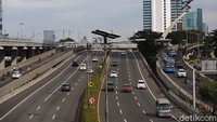 Tampak suasana tol masih lengang.
