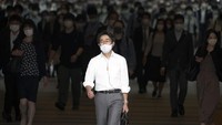 Meski status darurat corona dicabut, warga Jepang tetap disiplin memakai masker.