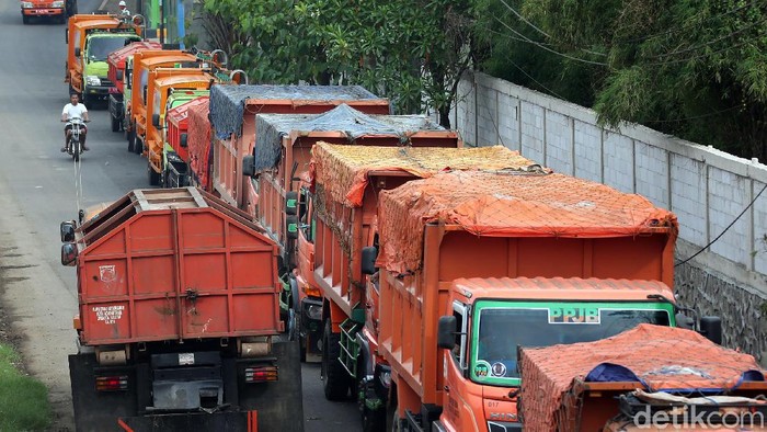 Truk sampah DKI Jakarta mengular panjang saat menunggu antrean masuk ke Tempat Pengolahan Sampah Terpadu (TPST) Bantar Gebang, Kota Bekasi, Selasa (26/05/2020).