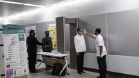 Jokowi diukur suhu tubuhnya saat masuk stasiun.