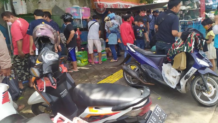 Penampakan Warga Padati Pasar Hewan Jatinegara Kerumunan terjadi di Pasar Hewan Jatinegara, Jakarta Timur, siang ini. Warga tampak mengabaikan protokol kesehatan penanganan virus Corona (COVID-19).