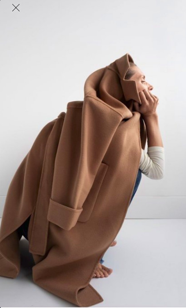 Belakangan orang jadi lebih sering memesan barang dari situs online karena virus Corona. Sejumlah pelanggan Zara pun menemukan beberapa foto yang unik dan tidak biasa tapi malah bikin bingung dan dibagikan di Twitter.Foto: Twitter/Zara