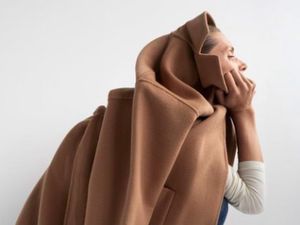 10 Gaya Model Zara yang Bikin Bingung, Jongkok di Kompor Hingga Nempel Tembok