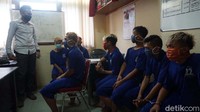 Pengeroyokan ini terjadi karena pelaku tak terima dilarang masuk desa karena tak pakai masker.