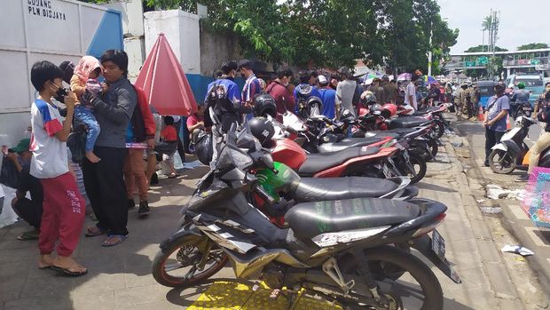 Warga Padati Pasar Hewan Jatinegara di tengah wabah Corona