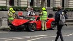 Duh, Ferrari Ringsek Usai Nabrak Bus Tingkat