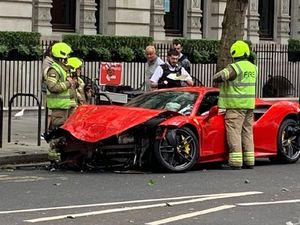 Ferrari 488 GTB Ini Ringsek Usai Tabrak Bus