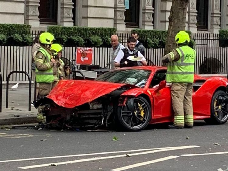 Duh, Ferrari Ringsek Usai Nabrak Bus Tingkat