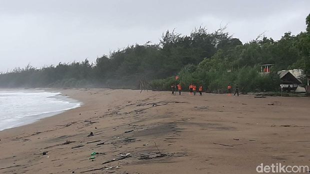 Pantai Pancer Door Pascagelombang Tinggi