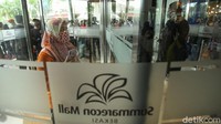 Sebelumnya mayoritas mal ditutup untuk umum sejak meledaknya virus corona, roda ekonomi di mal juga terhenti.