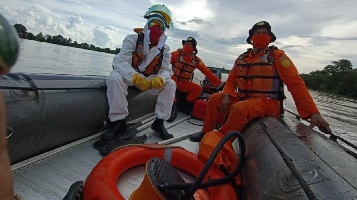 Perahu tenggelam dihantam ombak di Sungai Musi. Seorang penumpang perempuan tewas usai tercebur ke sungai (dok. Istimewa)