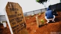 Seperti diketahui, pandemi virus Corona tengah melanda berbagai wilayah di Indonesia. Terhitung sudah lebih dari 100 jenazah yang meninggal akibat COVID-19 dimakamkan di TPU Jombang.