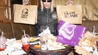 Meski punya badan yang ramping, Jeffree tetap suka makan banyak seperti aksi serunya ketika menghabiskan taco dengan aneka minuman dingin. Foto: Instagram @jeffreestar