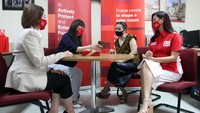 Direktur PT Asuransi Jiwa Generali  Indonesia Jutany Japit (kedua kiri) didampingi perwakilan agen Iriany (kiri) dan Inneke Agustina (kanan) memberikan penjelasan mengenai pengajuan klaim secara online kepada nasabah Windy disela-sela pembayaran klaim kesehatan dan penyakit kritis sebesar Rp3,6 miliar di Tangerang, Banten, Rabu (27/5). dok. Generali Indonesia
