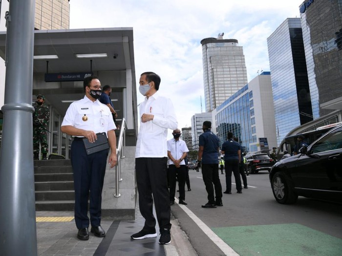 Presiden Jokowi dan Gubernur DKI jakarta Anies Baswedan mengecek persiapan new normal di stasiun MRT Bundaran HI.
