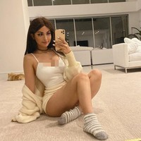 Dilihat dari vlognya di akun YouTube, rumah serba putih tersebut memang terlihat mewah dengan panel kaca yang menurutnya sama seperti rumah Kylie Jenner. Wanita 27 tahun tersebut juga melengkapinya dengan perabot-perabot mahal. Foto: Instagram @sssniperwolf