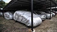 Tak sedikit warga yang memilih untuk menggadaikan kendaraan mereka terutama mobil agar dapat bertahan di tengah pandemi COVID-19.