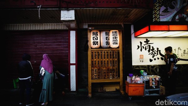 Seperti diketahui, kawasan Melawai, Blok M, tersohor sebagai salah satu tempat nongkrong anak-anak muda di Jakarta. Beragam makanan Jepang yang berdiri di area itu membuat kawasan tersebut dikenal dengan sebutan Little Tokyo Jakarta Selatan. Seperti diketahui, kawasan Melawai, Blok M, tersohor sebagai salah satu tempat nongkrong anak-anak muda di Jakarta. Beragam makanan Jepang yang berdiri di area itu membuat kawasan tersebut dikenal dengan sebutan Little Tokyo Jakarta Selatan.