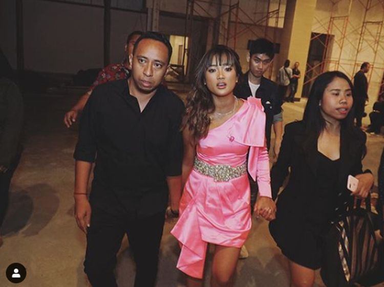 Disebut Cocok, Ini Potret Kebersamaan Marion Jola dan Gitarisnya