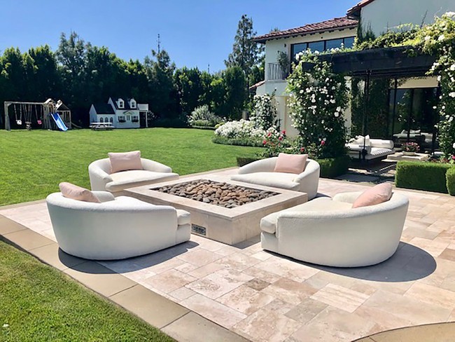 Ia lalu mengatakan, Lalu bintang pop itu mau pindah, dan saya menawarkannya kepada salah satu klien terfavorit saya yang tidak bisa saya sebut namanya.Foto: Dok. The Society Group/People