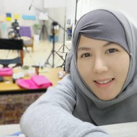 Setelah menjadi mualaf, Aliza tidak berhenti belajar tentang Islam. Dia bahkan menempuh pendidikan diploma untuk mempelajari Al Quran dan hadits di Universitas Arees. Sebelumnya, Aliza mendaparkan double bachelor di bidang sosiologi dan ekonomi serta gelar master di bidang administrasi bisnis Universitas Denver, Daniels School of Business, Amerika Serikat. Foto: instagram @alizakim