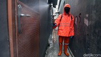 Sejumlah benda yang kerap disentuh maupun digunakan oleh warga disemprot disinfektan oleh petugas PPSU.