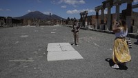 Pengunjung berfoto di situs Pompeii, Naples, Italia.